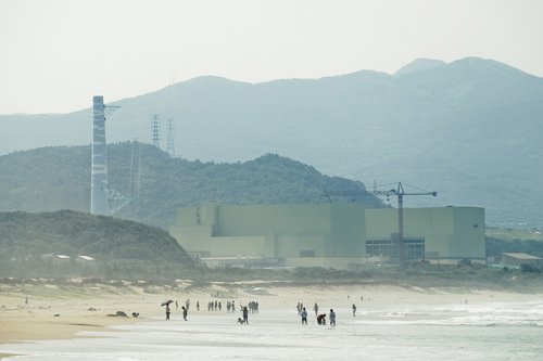 怪獸與人群 高啟舜